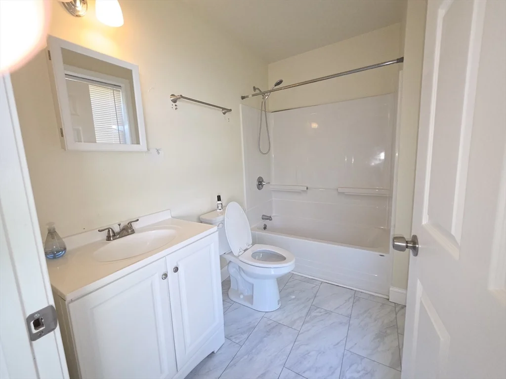 3 bed, 1 bath apartment for rent at 659 Southbridge St Unit 1, Worcester — photo 6 of 13