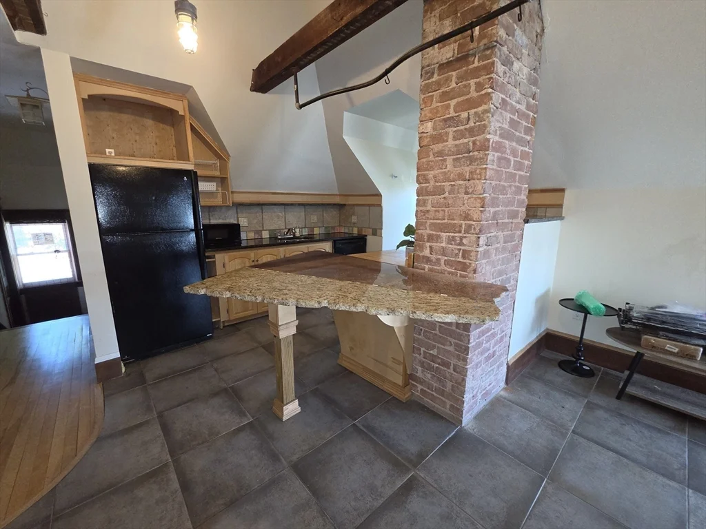 2 bed, 1 bath apartment for rent at 659 Southbridge St Unit 3, South Worcester — photo 4 of 15
