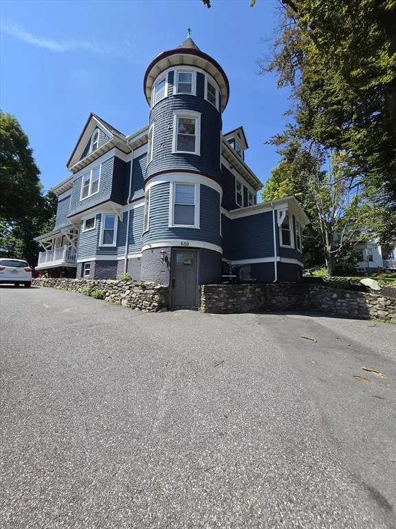 2 bed, 1 bath apartment for rent at 659 Southbridge St Unit 3, South Worcester
