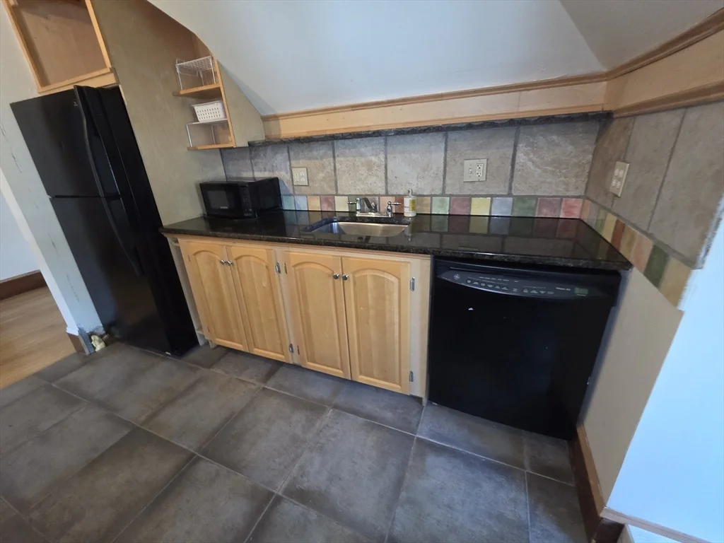 2 bed, 1 bath apartment for rent at 659 Southbridge St Unit 3, South Worcester — photo 2 of 15
