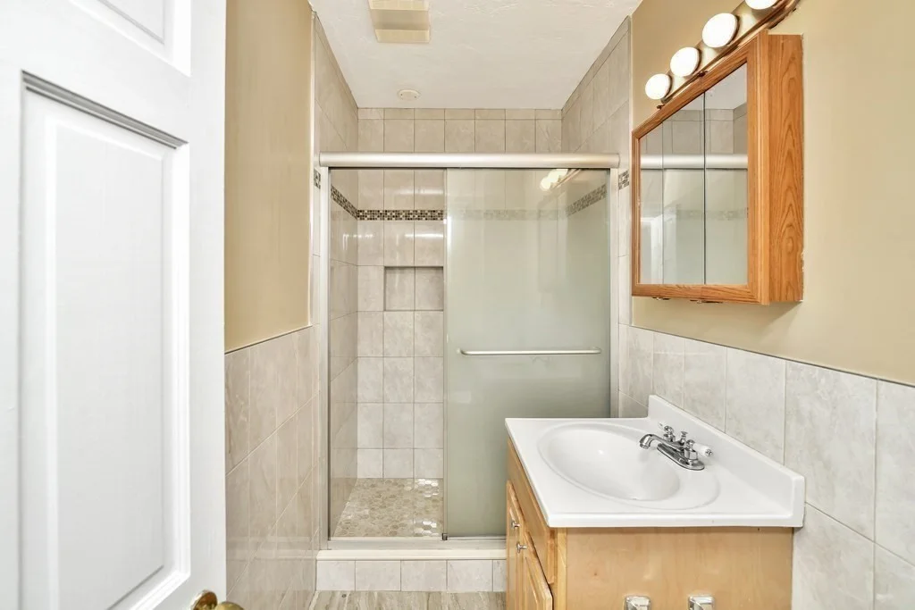 3 bed, 1 bath apartment for rent at 66 Brook Rd Unit 2, Milton — photo 34 of 36