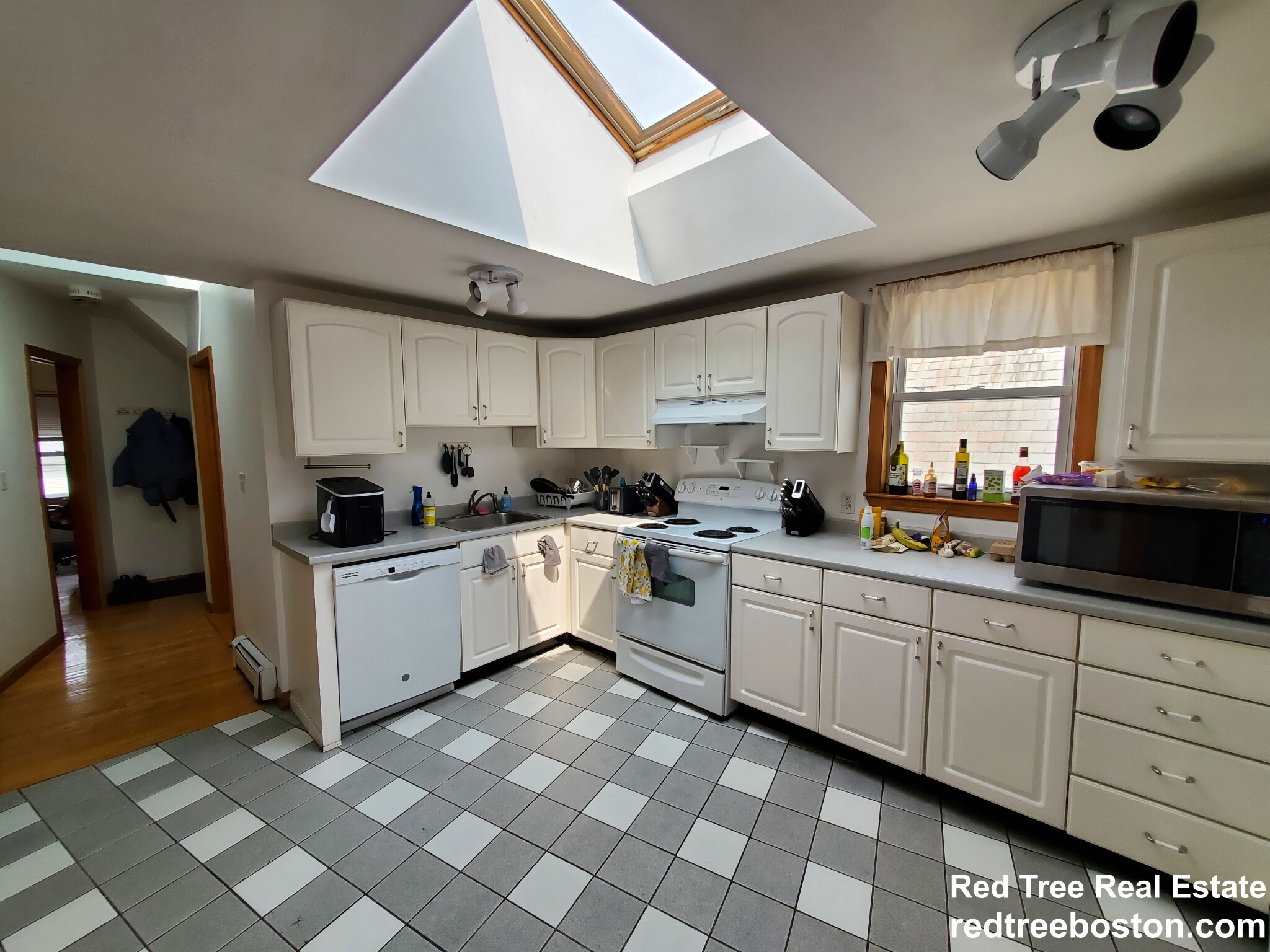 3 bed, 1 bath apartment for rent at 66 Brooks St Unit 3, Brighton — photo 1 of 15