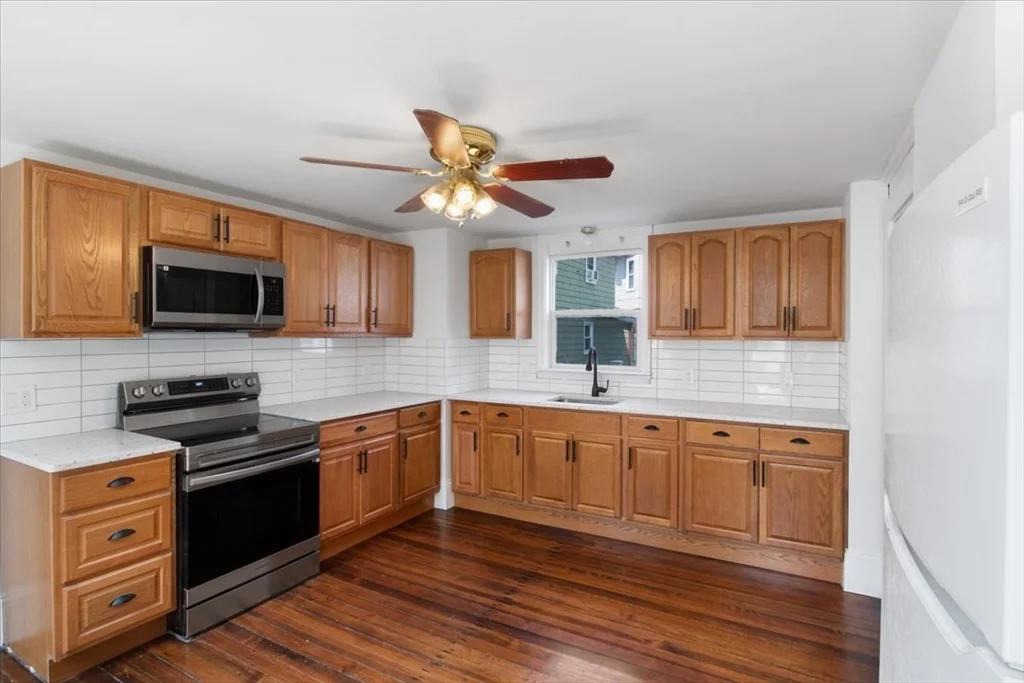 3 bed, 1 bath apartment for rent at 66 Garfield Ave Unit 1, Hyde Park — photo 3 of 32