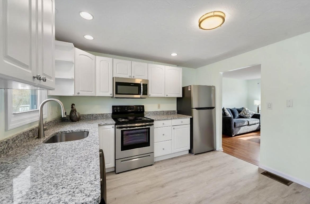 3 bed, 1 bath apartment for rent at 66 Green Unit 66, Foxboro — photo 10 of 23