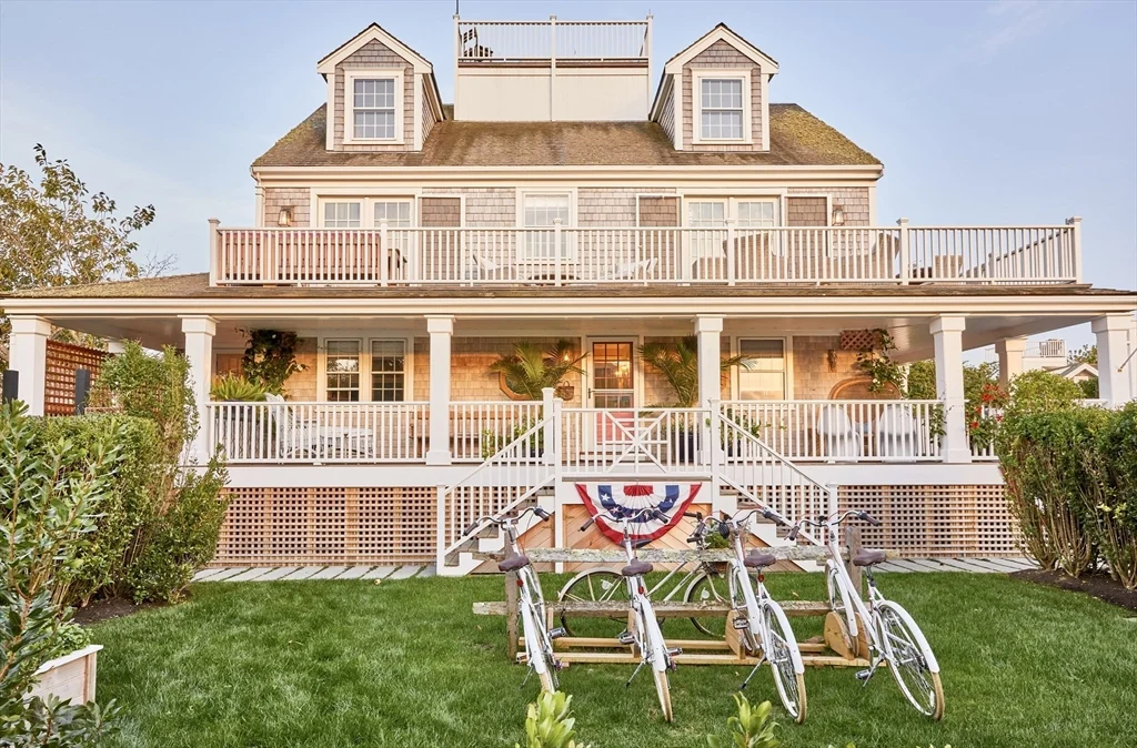 4 bed, 3 bath apartment for rent at 66 Hulbert Ave, Nantucket — photo 1 of 38
