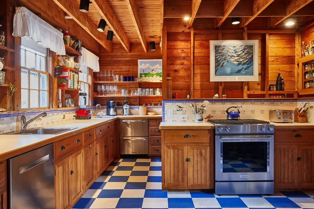 6 bed, 3 bath apartment for rent at 66 Hulbert Avenue North House, Nantucket — photo 3 of 22