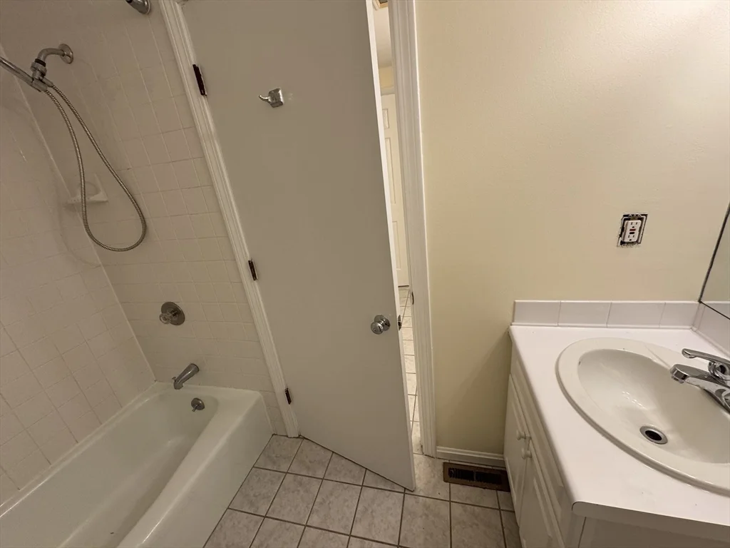 2 bed, 1 bath apartment for rent at 66 Jericho Rd Unit 66, Weston — photo 6 of 10