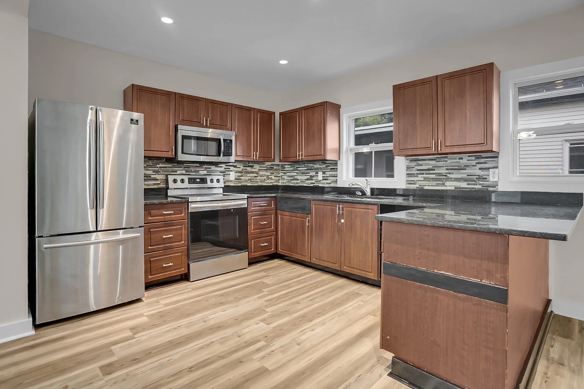 5 bed, 1 bath apartment for rent at 66 Pacific St Unit 2, Fitchburg — photo 2 of 19