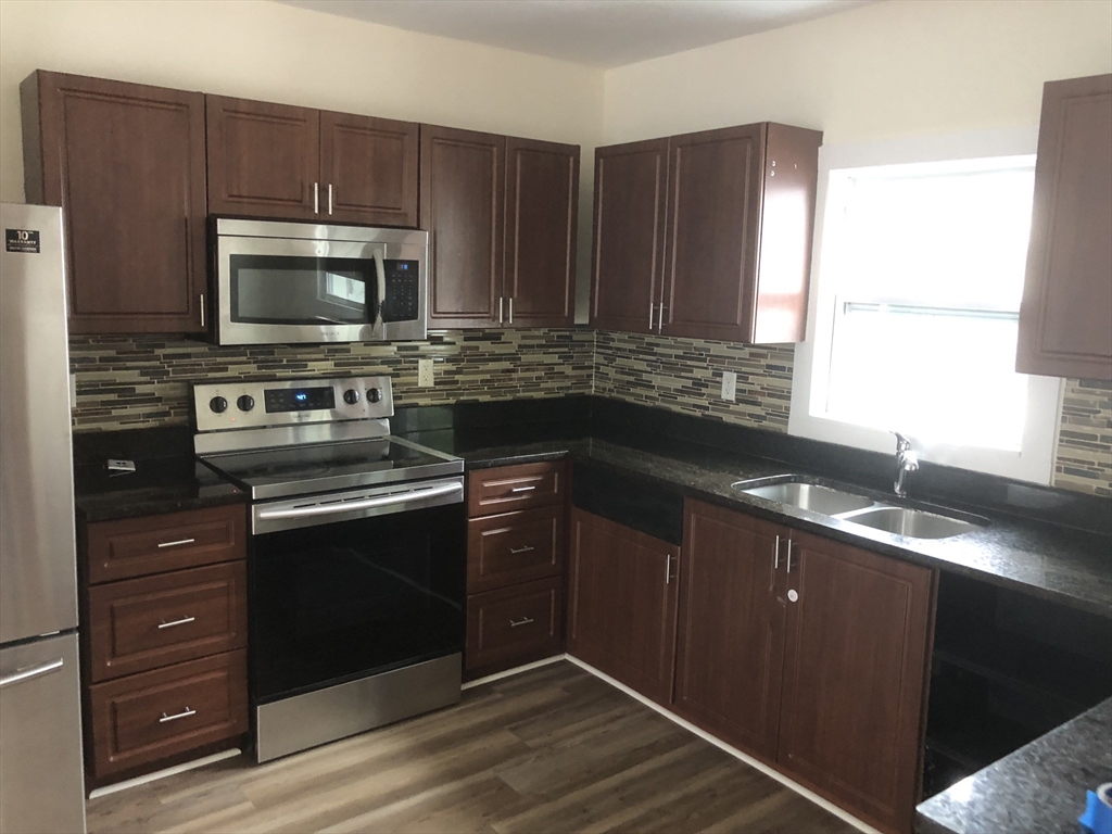 5 bed, 1 bath apartment for rent at 66 Pacific St Unit 2, Fitchburg — photo 2 of 19