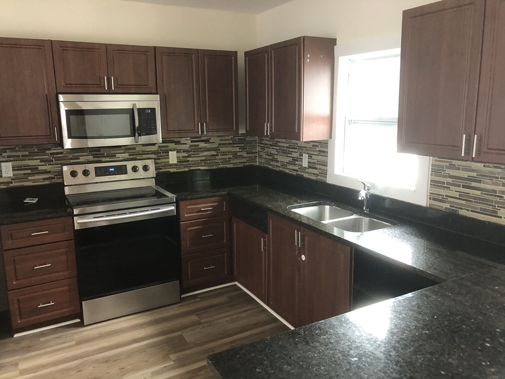 5 bed, 1 bath apartment for rent at 66 Pacific St Unit 2, Fitchburg — photo 3 of 19