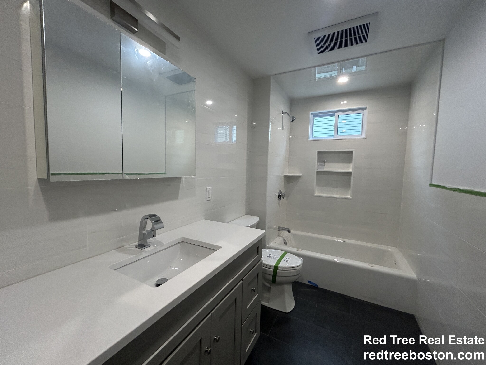 4 bed, 2 bath apartment for rent at 66 Perthshire St Unit 1, Brighton — photo 5 of 18