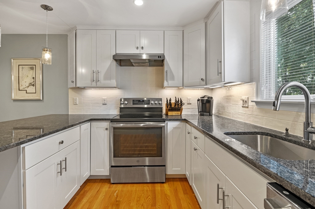 3 bed, 2 bath apartment for rent at 66 Prospect St Unit 1, Marblehead — photo 4 of 30