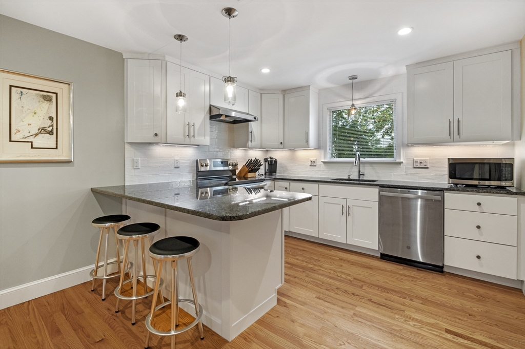 3 bed, 2 bath apartment for rent at 66 Prospect St Unit 1, Marblehead — photo 2 of 30