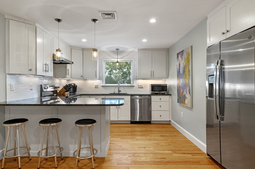3 bed, 2 bath apartment for rent at 66 Prospect St Unit 1, Marblehead — photo 1 of 30