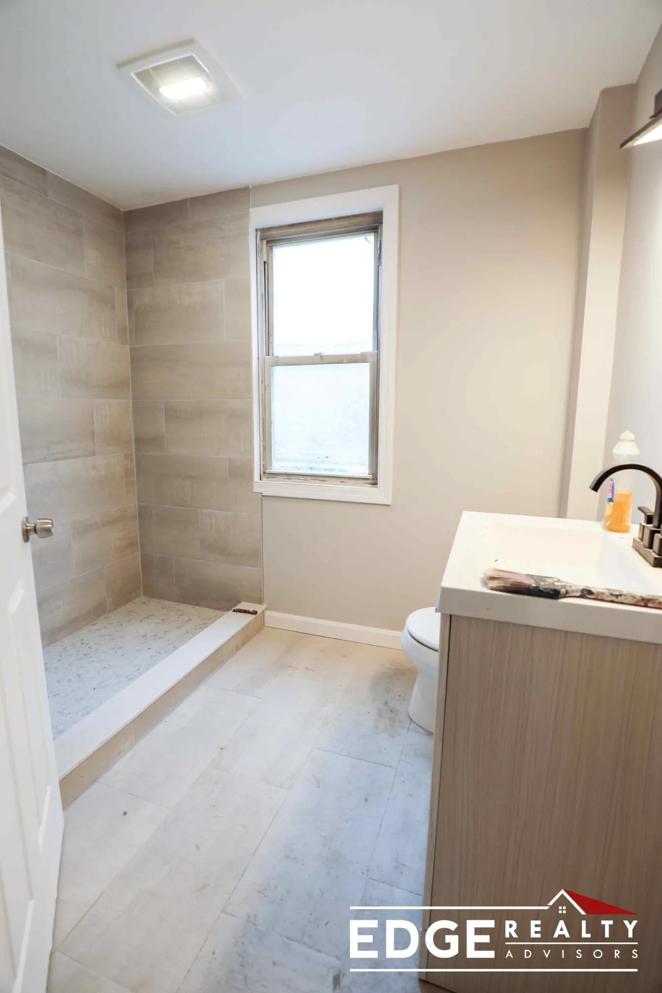 5 bed, 2 bath apartment for rent at 66 Quint Ave Unit 1, Allston — photo 4 of 7
