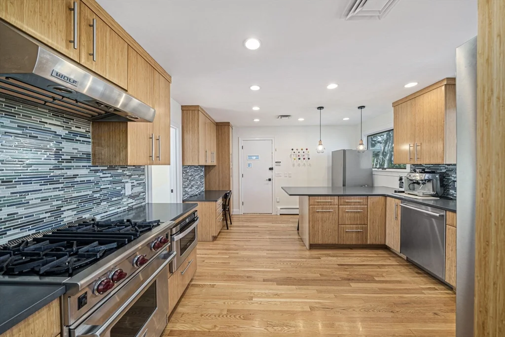 4 bed, 2 bath apartment for rent at 66 Roosevelt Rd Unit 66, Newton — photo 6 of 37