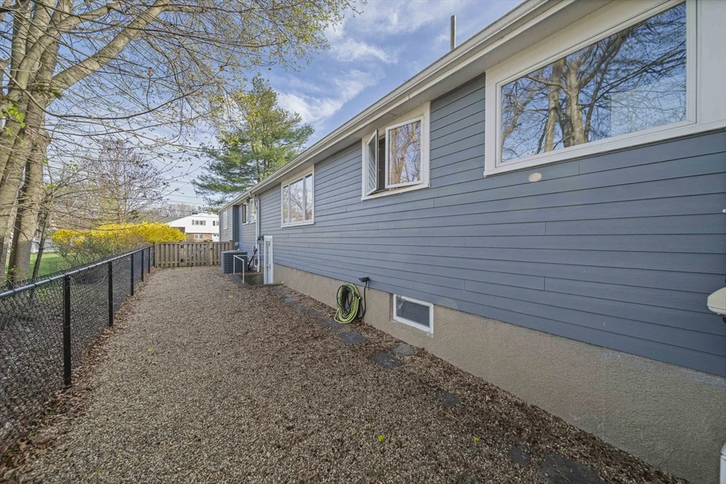 4 bed, 2 bath apartment for rent at 66 Roosevelt Rd Unit 66, Newton — photo 33 of 37