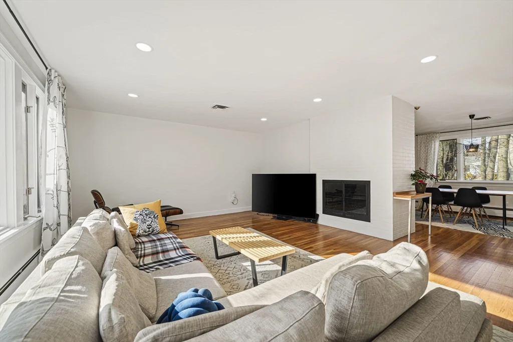 4 bed, 2 bath apartment for rent at 66 Roosevelt Rd Unit 66, Newton — photo 5 of 37