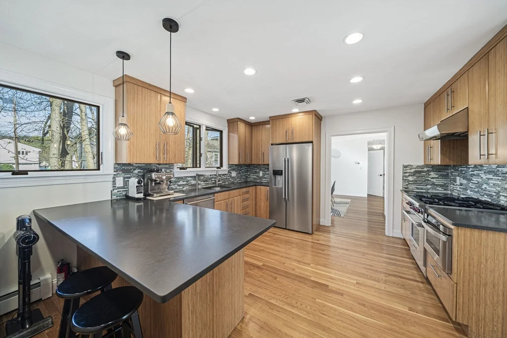 4 bed, 2 bath apartment for rent at 66 Roosevelt Rd Unit 66, Newton — photo 8 of 37