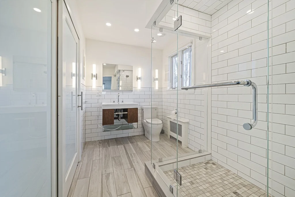 4 bed, 2 bath apartment for rent at 66 Roosevelt Rd Unit 66, Newton — photo 15 of 37