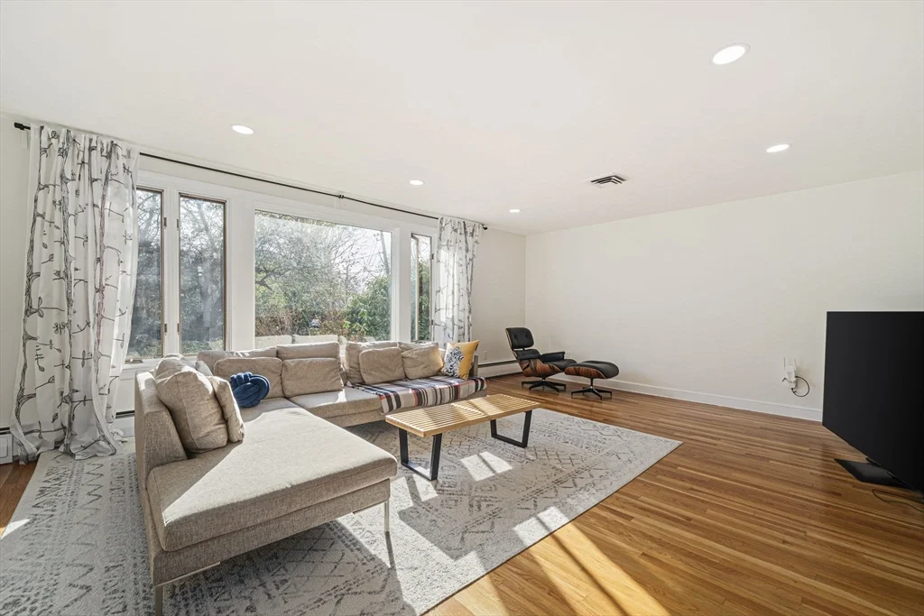 4 bed, 2 bath apartment for rent at 66 Roosevelt Rd Unit 66, Newton — photo 4 of 37