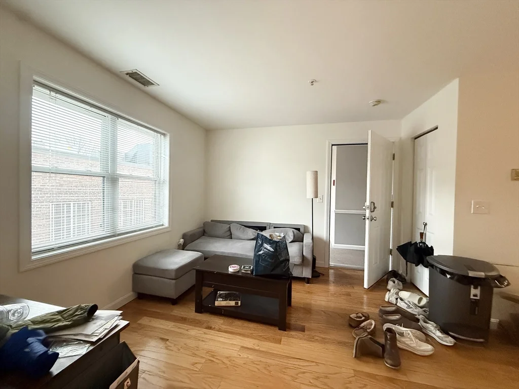 3 bed, 1 bath apartment for rent at 660 Cambridge St Unit 302, Kendall Square — photo 3 of 9
