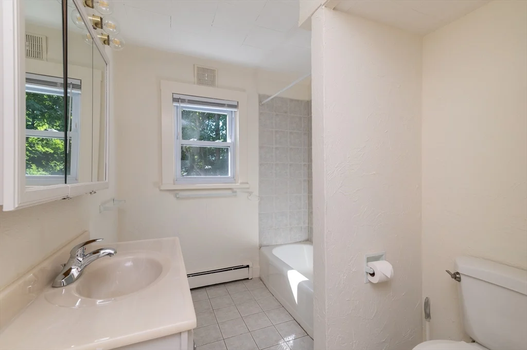 2 bed, 1 bath apartment for rent at 660 Jerusalem Rd Unit 4, North Cohasset — photo 15 of 24