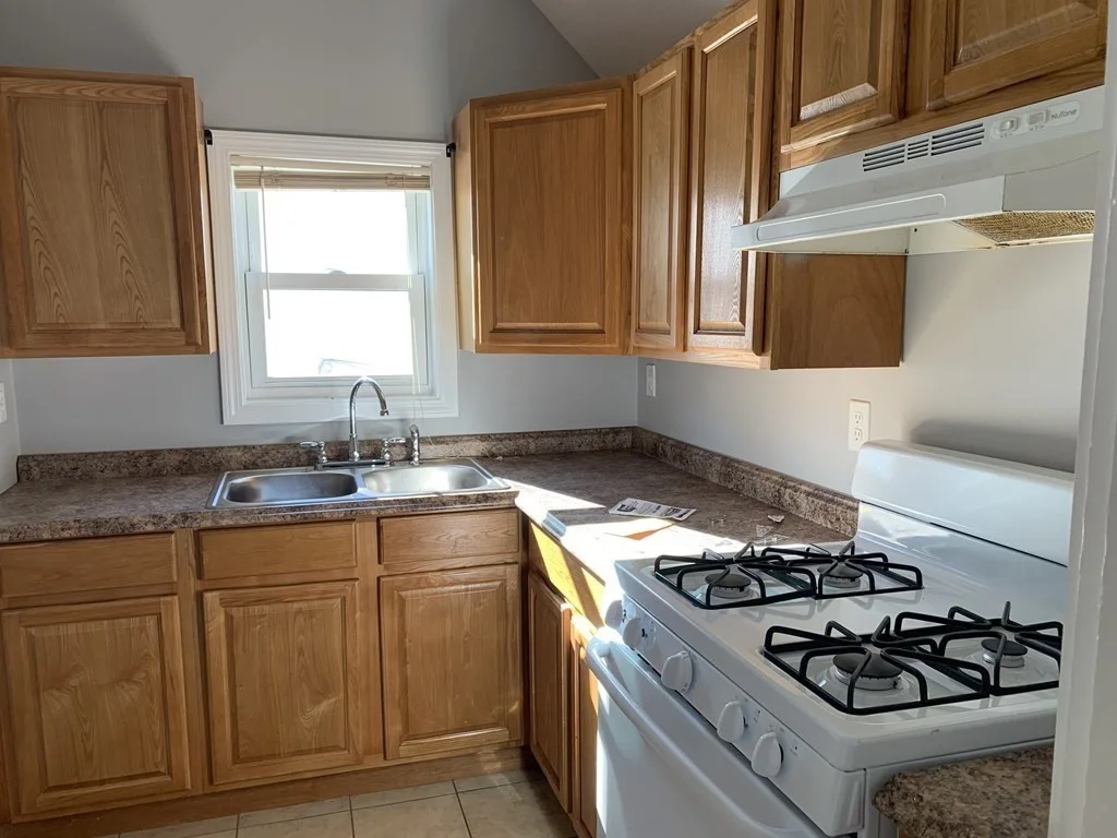 3 bed, 1 bath apartment for rent at 661 Maple St Unit 2, Fall River — photo 5 of 20