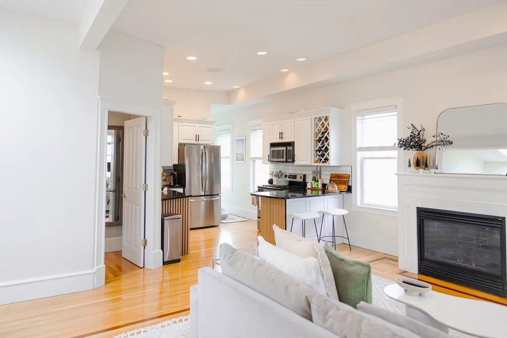 2 bed, 2 bath apartment for rent at 663 E 7th Unit 3, South Boston — photo 7 of 17