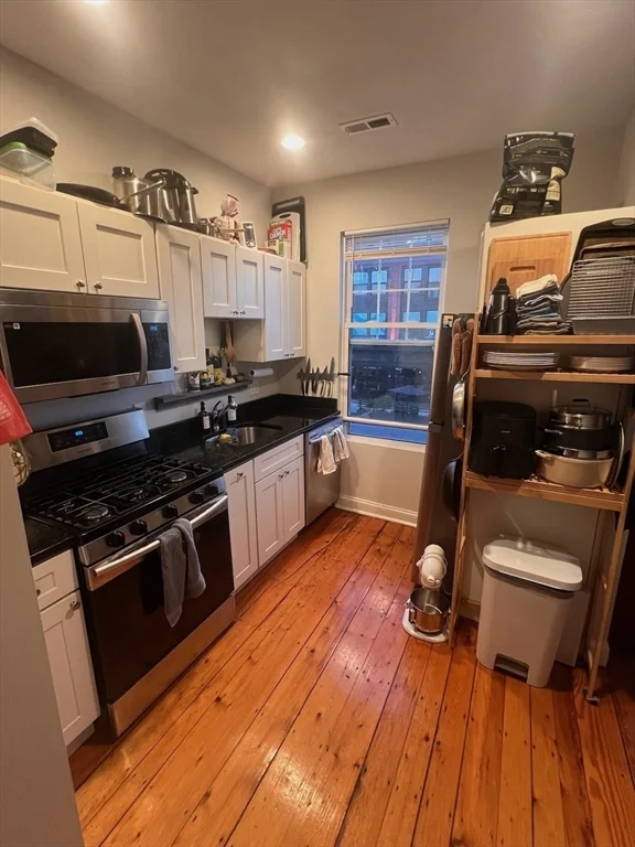 3 bed, 1 bath apartment for rent at 663 East Broadway Unit 2B, South Boston — photo 1 of 8