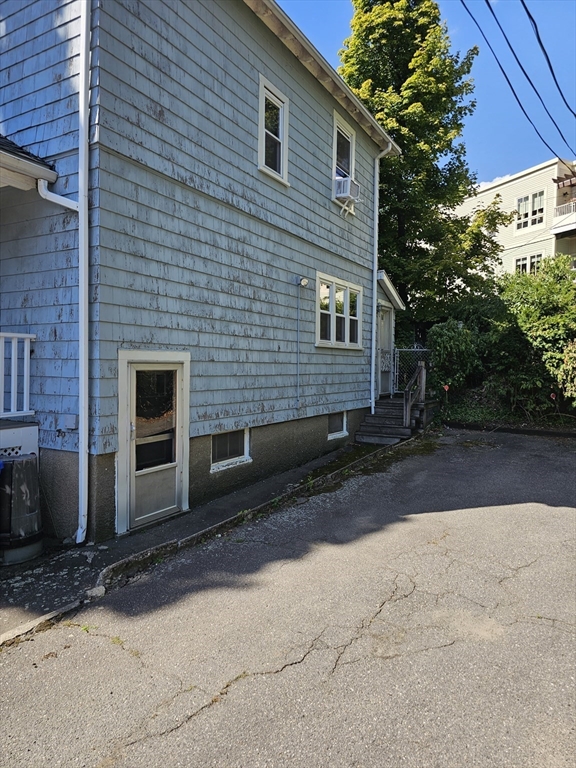 3 bed, 1 bath apartment for rent at 663 Hammond St, Chestnut Hill — photo 2 of 19