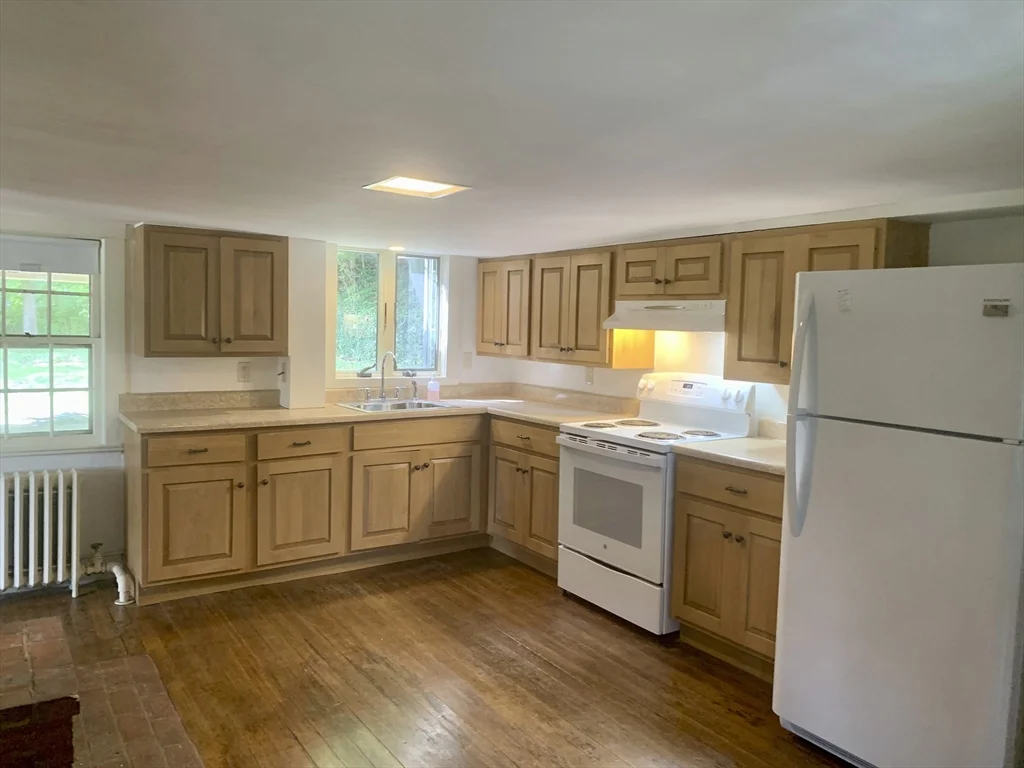 3 bed, 1 bath apartment for rent at 663 Lexington Rd, Concord — photo 4 of 9