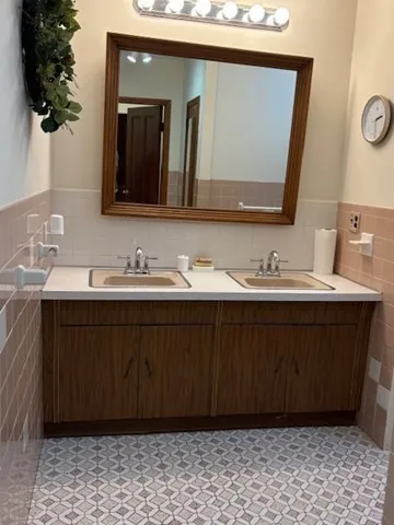 3 bed, 2 bath apartment for rent at 664 Washington St Unit 664, Oak Square — photo 27 of 37