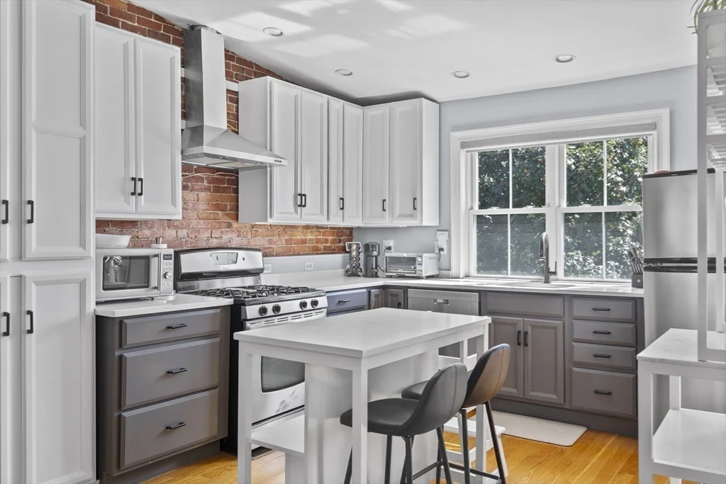 2 bed, 2 bath apartment for rent at 665 E 5th St Unit 2, South Boston — photo 7 of 23