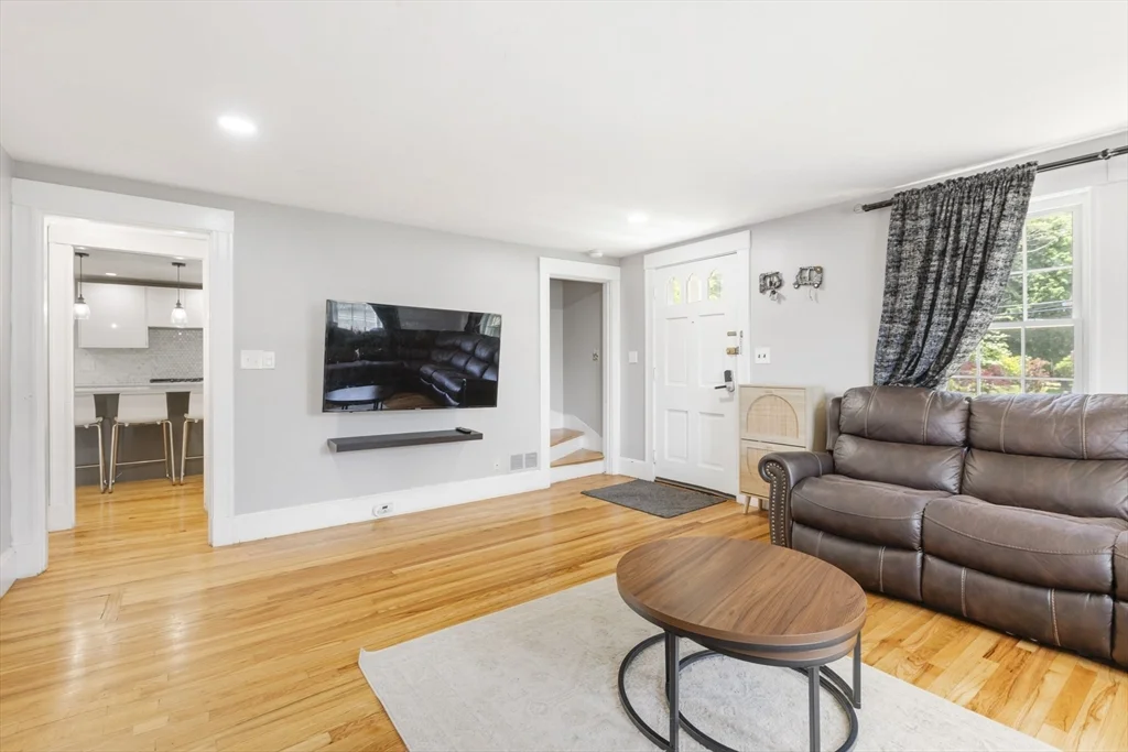 3 bed, 2 bath apartment for rent at 665 S Main St, Sharon — photo 4 of 23