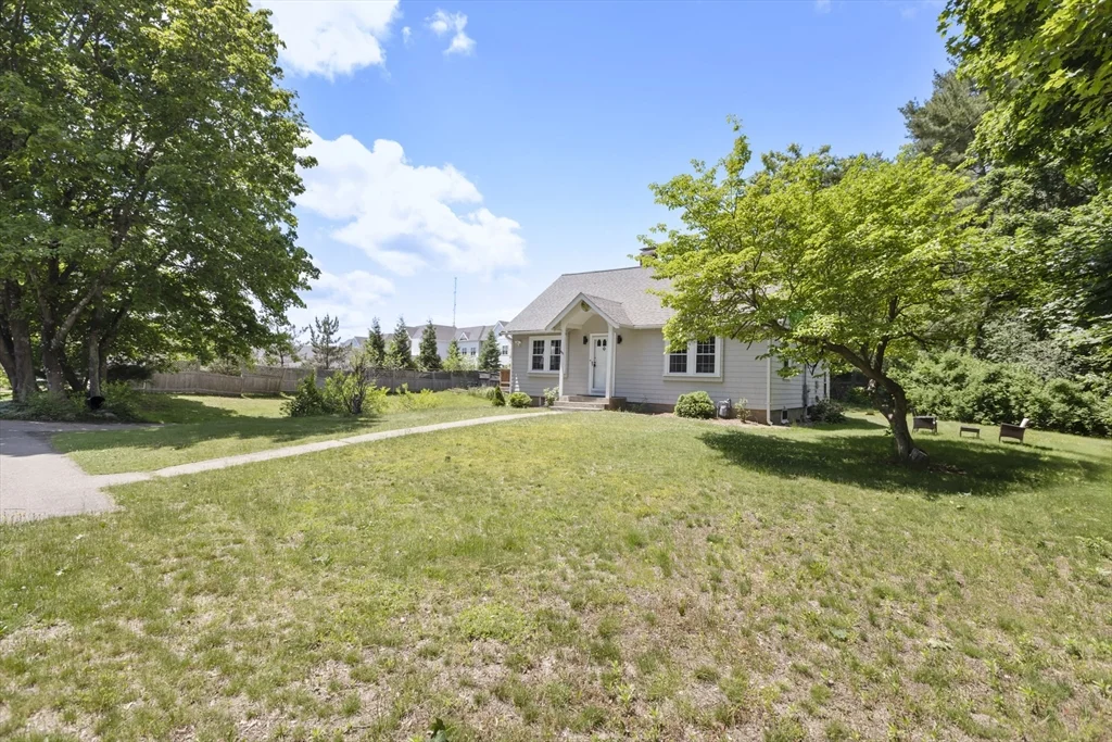 3 bed, 2 bath apartment for rent at 665 S Main St, Sharon — photo 3 of 23