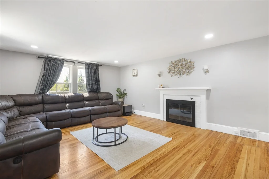 3 bed, 2 bath apartment for rent at 665 S Main St, Sharon — photo 5 of 23