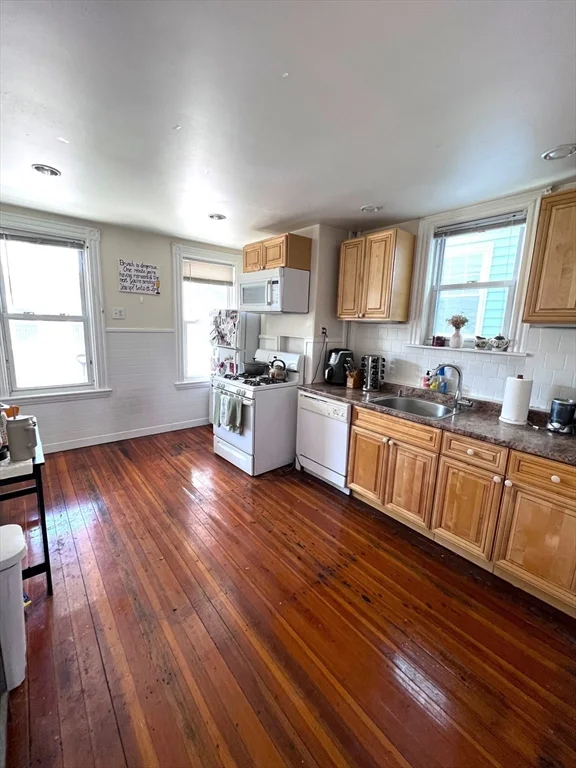 2 bed, 1 bath apartment for rent at 667 East 8th Unit 2, South Boston — photo 2 of 6