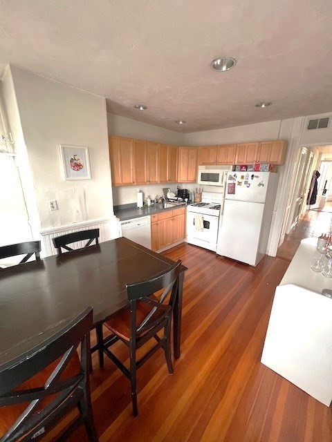 3 bed, 1 bath apartment for rent at 667 East 8th Unit 3, South Boston