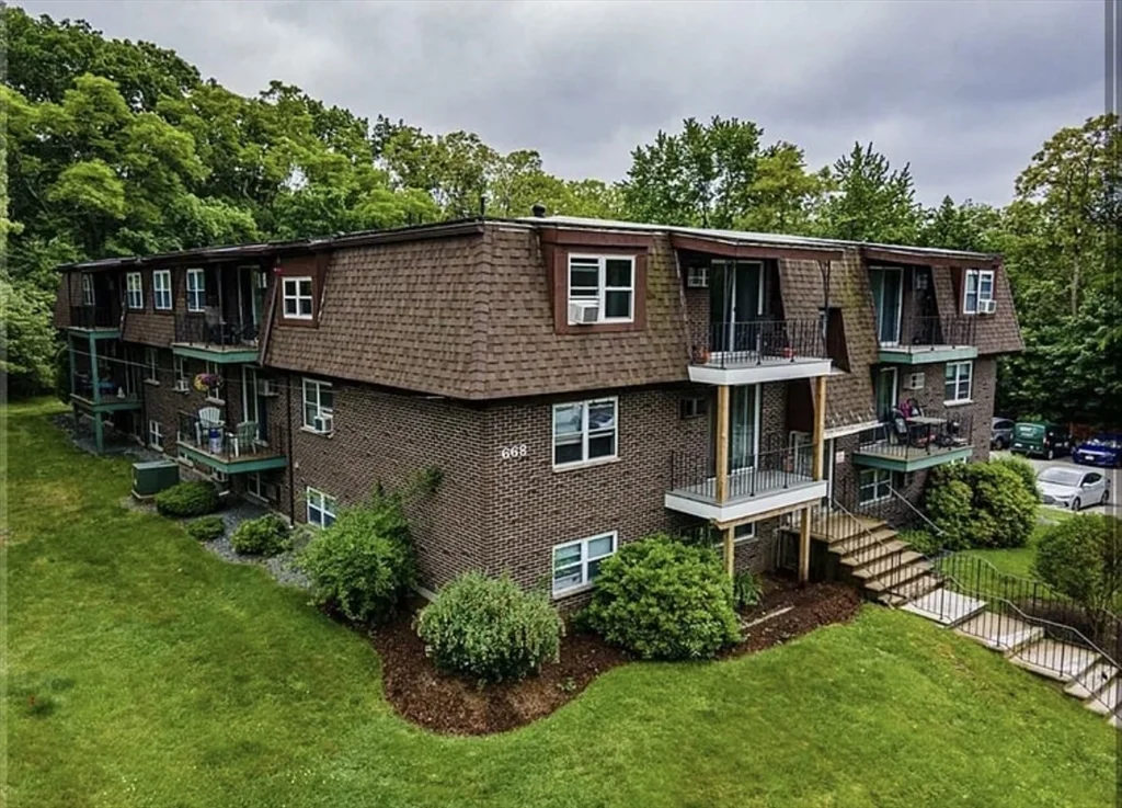 2 bed, 1 bath apartment for rent at 668 Robbins Ave Unit 17, Dracut