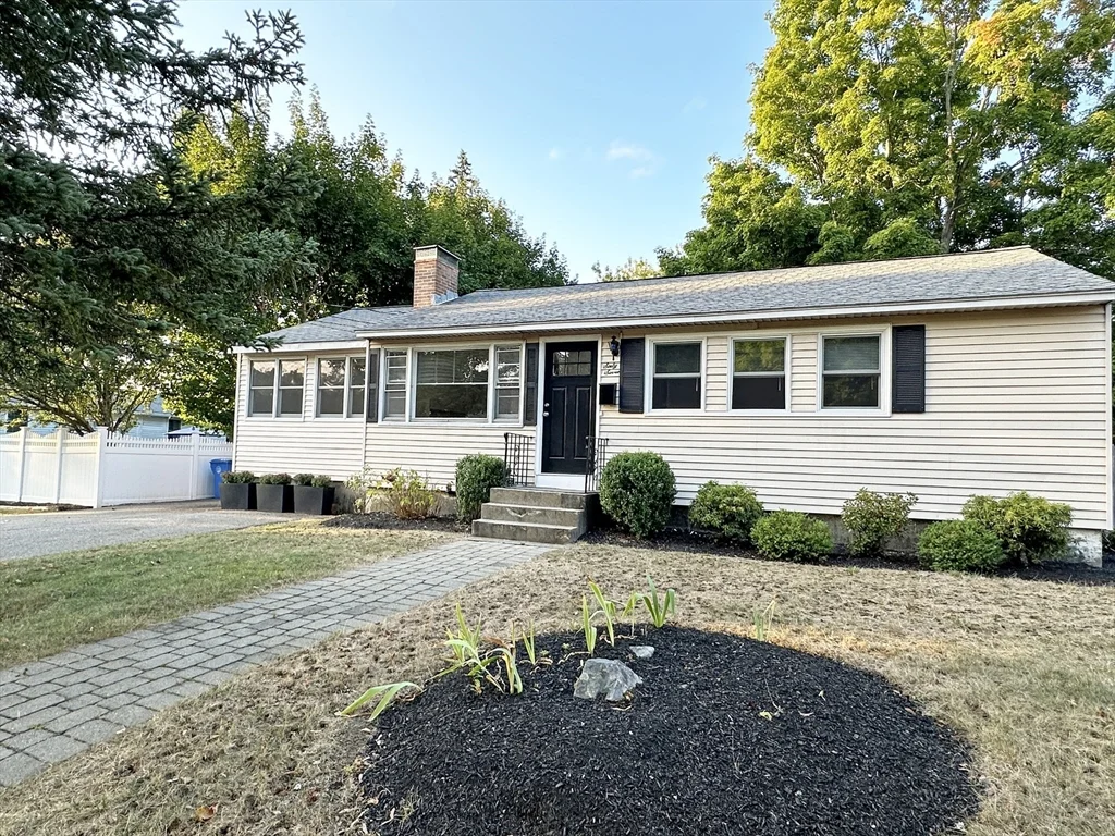 3 bed, 1 bath apartment for rent at 67 Brewster Rd, Waltham — photo 1 of 19