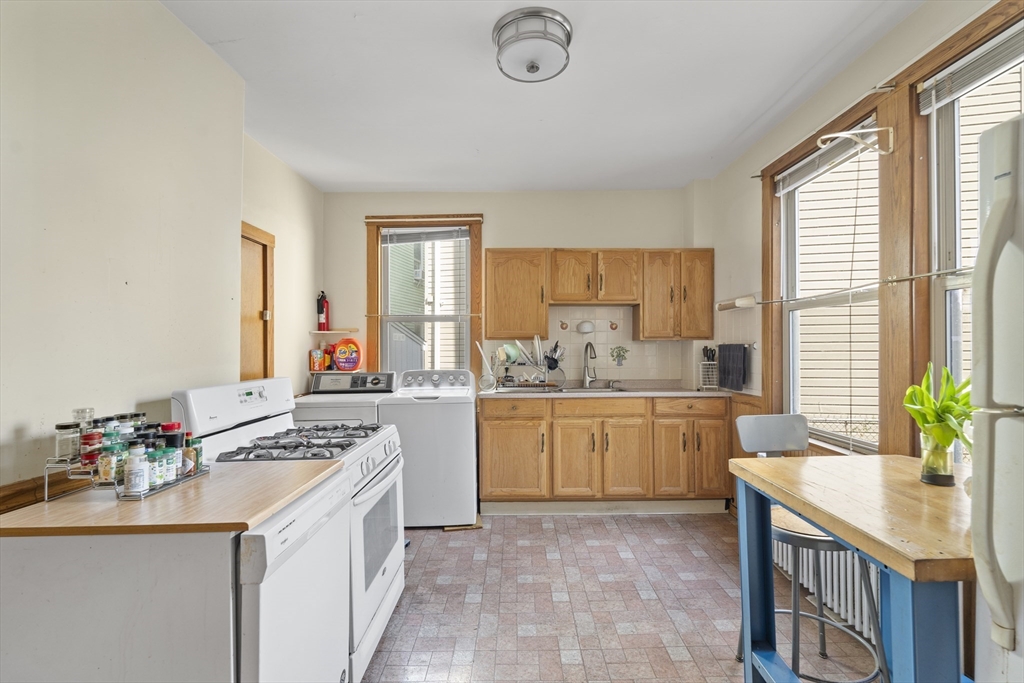 2 bed, 1 bath apartment for rent at 67 Bristol St Unit 67, Wellington-Harrington — photo 3 of 9