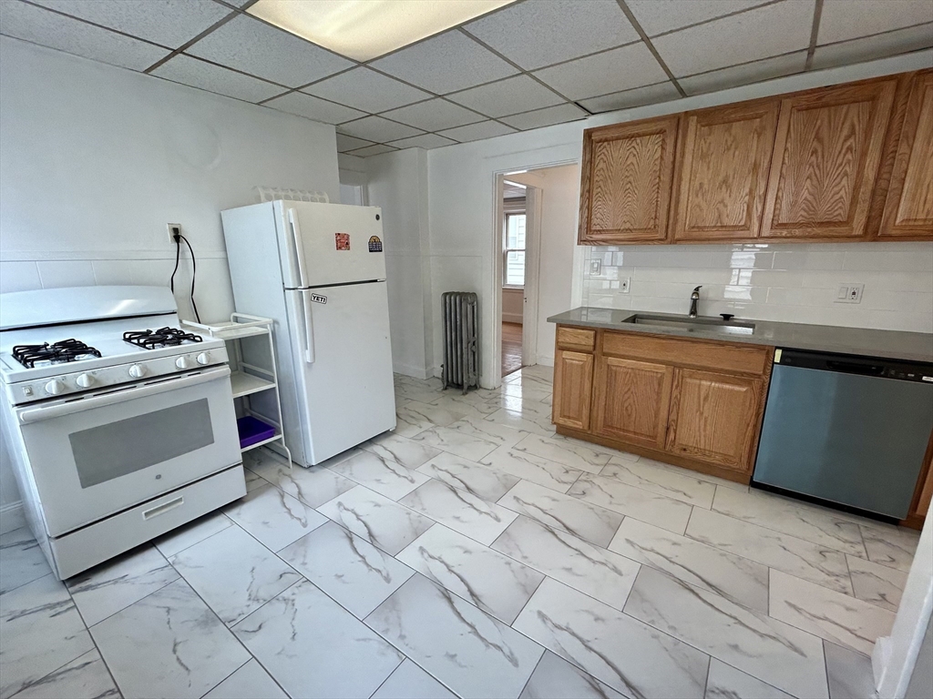 4 bed, 2 bath apartment for rent at 67 Euston Rd Unit 2, Brighton — photo 9 of 17