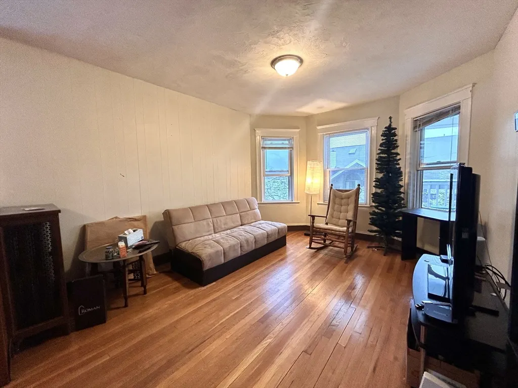 3 bed, 1 bath apartment for rent at 67 Euston Rd Unit 3, Brighton — photo 4 of 16