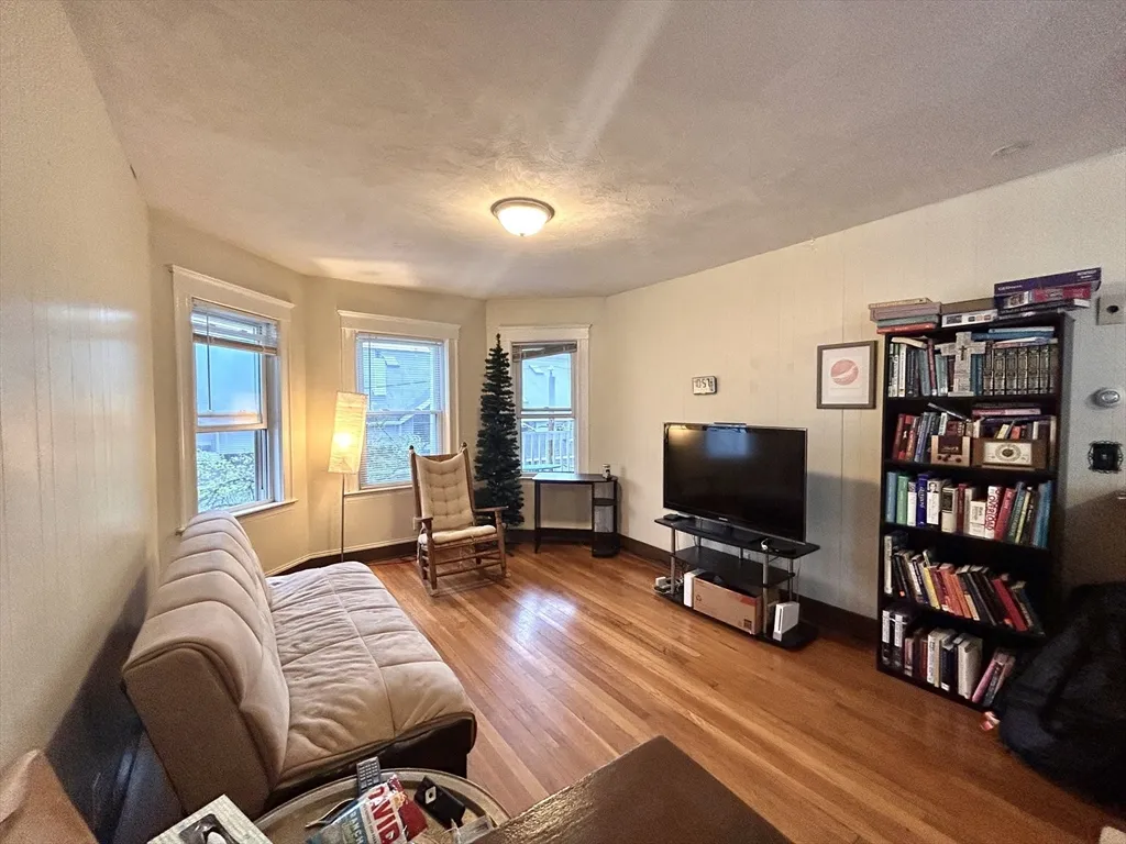 3 bed, 1 bath apartment for rent at 67 Euston Rd Unit 3, Brighton — photo 3 of 16