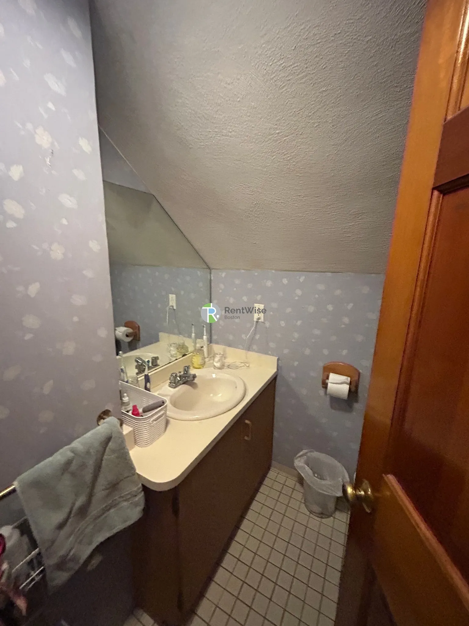 6 bed, 2 bath apartment for rent at 67 Hillsdale Rd Unit 1, Medford — photo 14 of 15