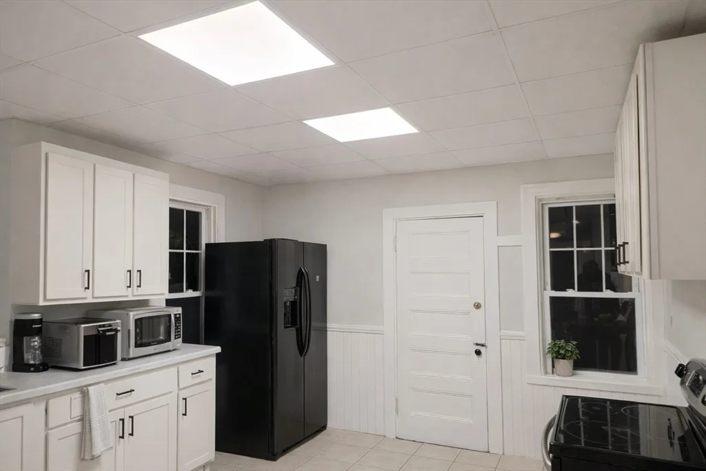 3 bed, 1 bath apartment for rent at 67 Hillside St , Unit 1, Mission Hill — photo 4 of 9