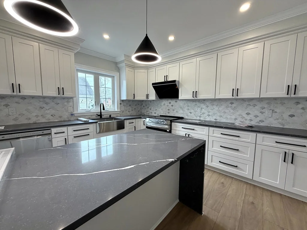 2 bed, 1 bath apartment for rent at 67 Jewett St Unit 1, Newton — photo 2 of 27