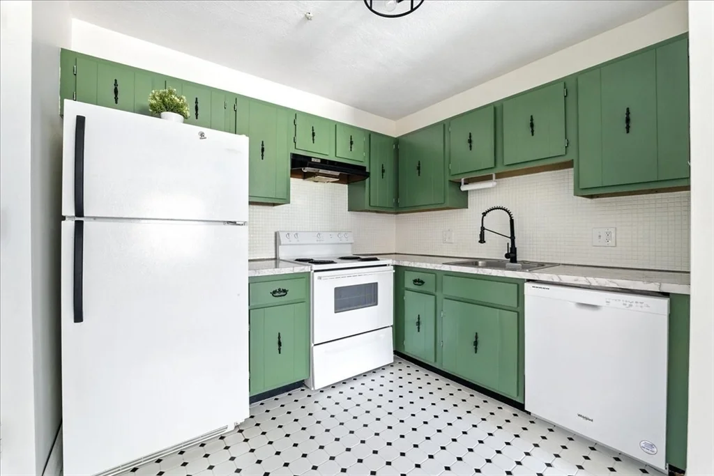1 bed, 1 bath apartment for rent at 67 Milliken Unit 13, Franklin — photo 2 of 10