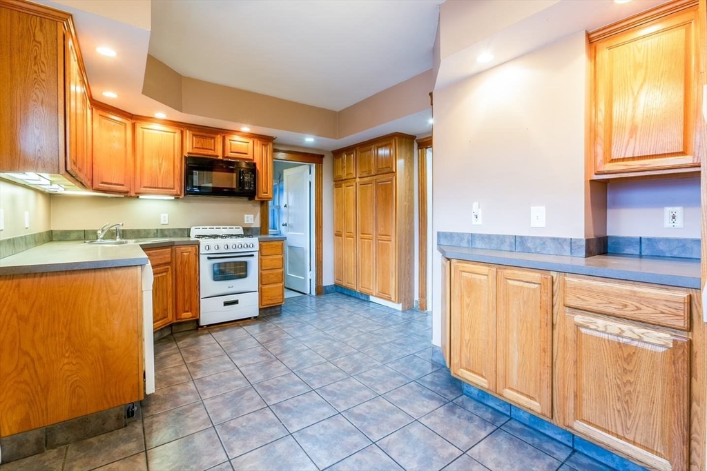 3 bed, 1 bath apartment for rent at 67 Orchard St Unit A, Medford — photo 7 of 19